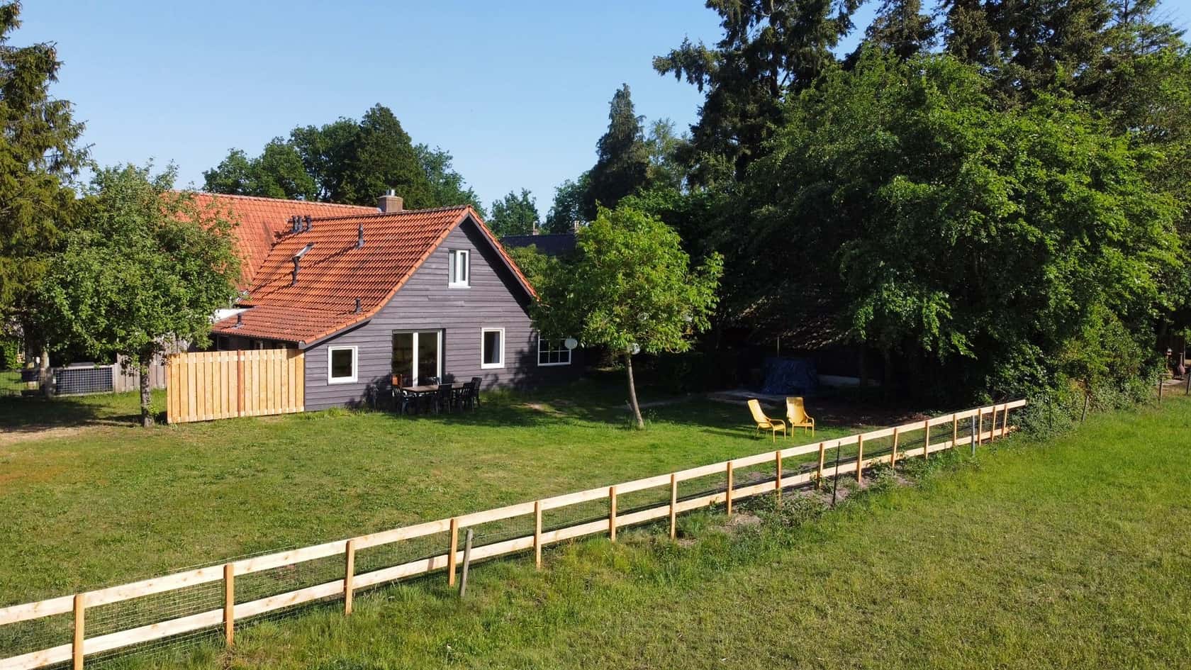 Lovely family lodge with hottub and large garden overlooking the meadow