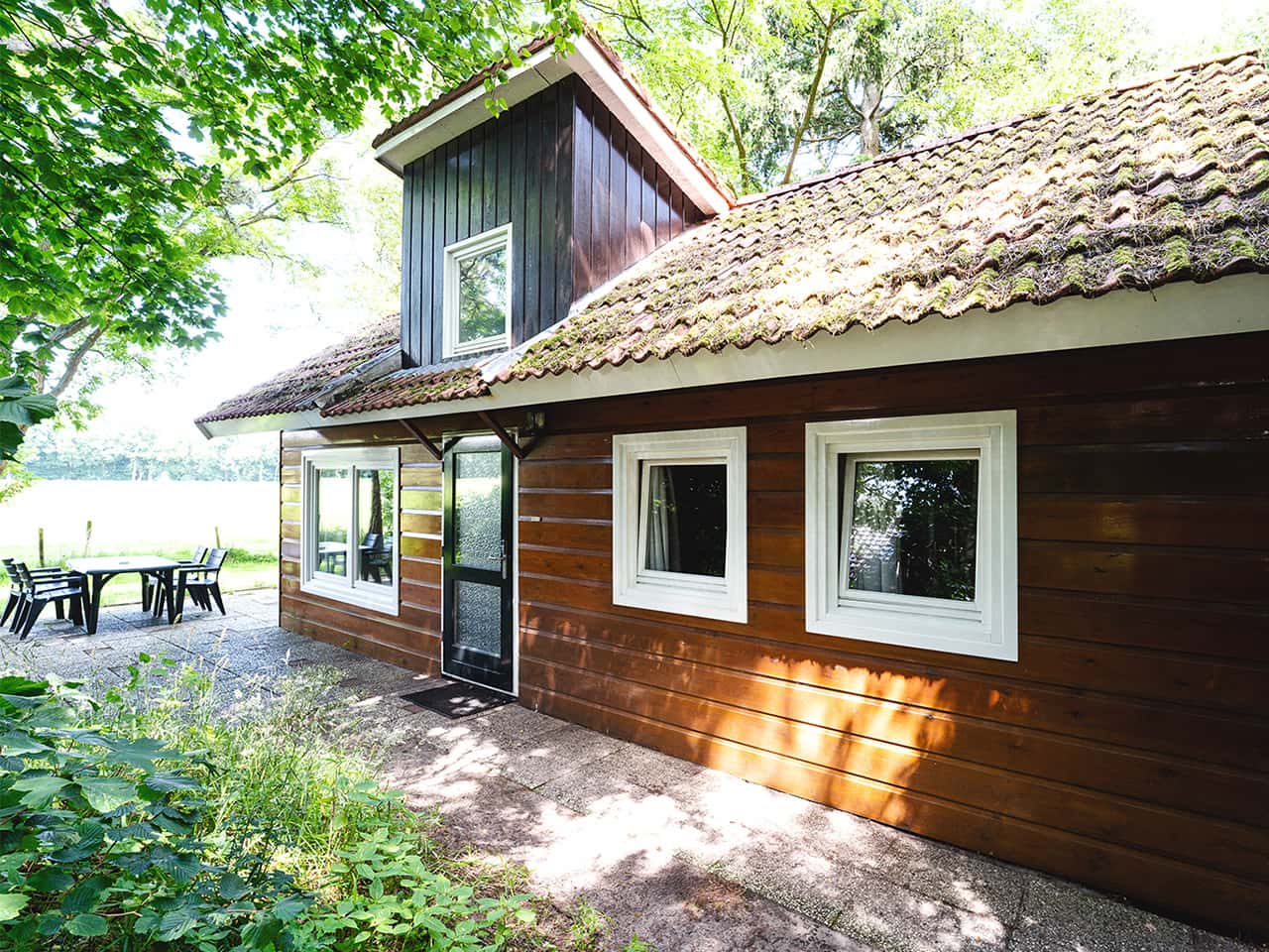 Ground-level holiday cottage overlooking the meadow